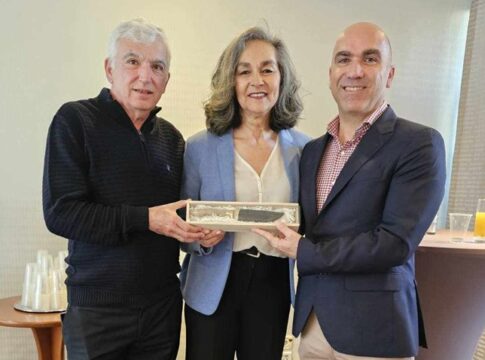 Το συμβολικό δώρο του ΕΑΚΗ στην Σ. Σακοράφα