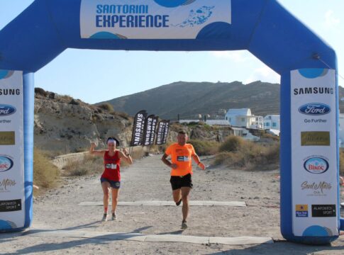 Τρέξιμο με θέα την Καλντέρα & Κολύμβηση από το Ηφαίστειο (Video)