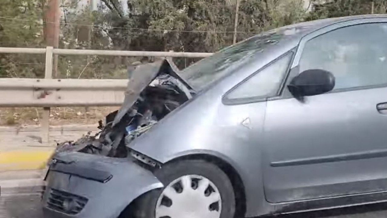 Βίντεο: Οδηγός μετά από σύγκρουση παθαίνει αμόκ και σκορπάει τον τρόμο στον Καρέα