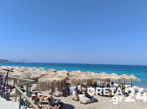Ξεχύθηκαν στις παραλίες οι Κρητικοί με… σύμμαχο τον καλό καιρό