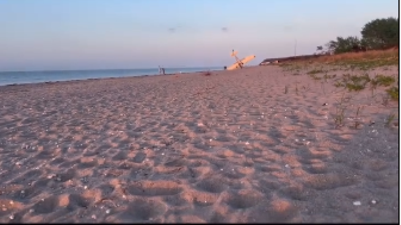 Αεροσκάφος κάνει αναγκαστική προσγείωση σε παραλία με άμμο
