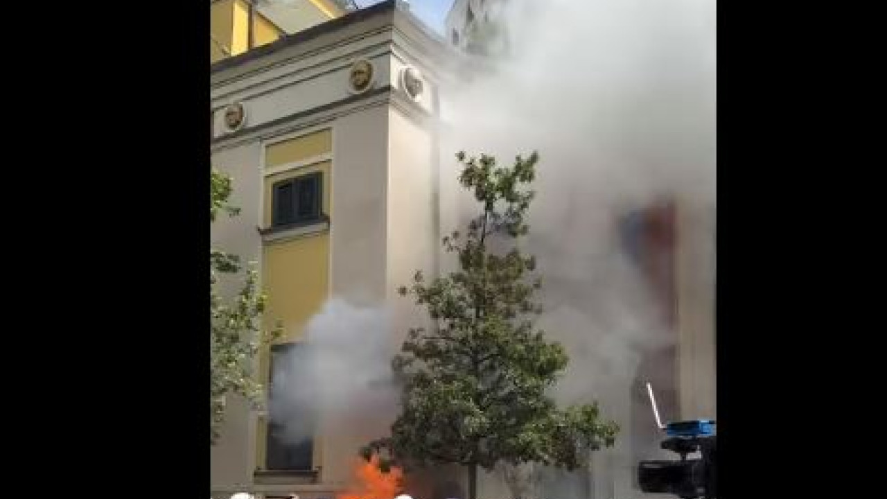 Αλβανία: Διαδηλωτές πέταξαν μολότοφ ζητώντας την παραίτηση του δημάρχου