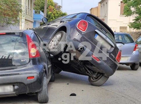 Απίστευτο τροχαίο στην Κρήτη: Αυτοκίνητο «σκαρφάλωσε» σε σταθμευμένο ΙΧ