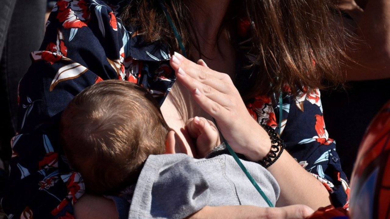 Έρευνα: Ο μητρικός θηλασμός ωφελεί την υγεία αλλά και την οικονομία