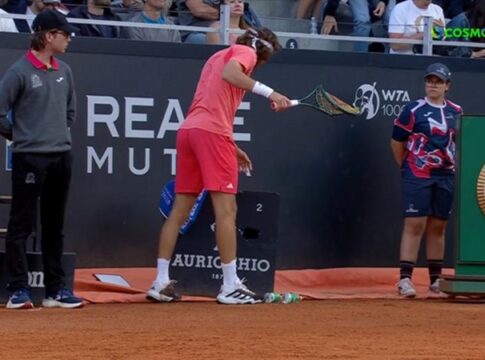 Έσπασε τη ρακέτα από τα νεύρα του και μετά την χάρισε στο κοινό ο Τσιτσιπάς! (Videos)