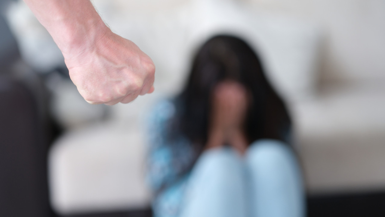 Εύβοια: Την ξυλοκόπησε άγρια μέσα στο σπίτι τους στη Νέα Αρτάκη