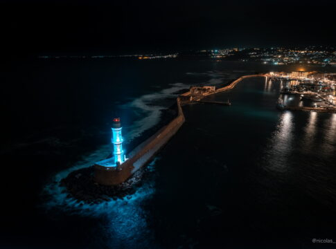 Φωταγωγείται ο Φάρος στο Ενετικό Λιμάνι των Χανίων για την Παγκόσμια Ημέρα Κοιλιοκάκης