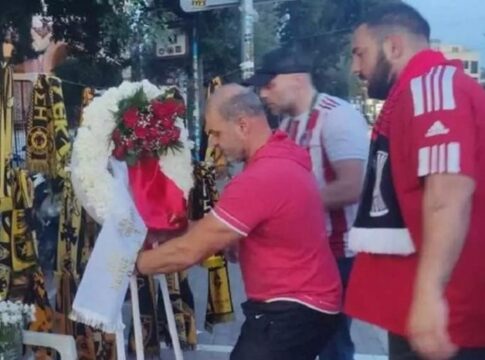Η Θύρα 7 άφησε στεφάνι στο σημείο του Μιχάλη Κατσούρη