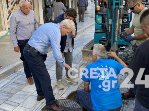 Ηράκλειο: Έριξαν τσιμέντο σε αγωγό αποχέτευσης στην οδό 1866 – «Πλημμύρισε» με λύματα η αγορά