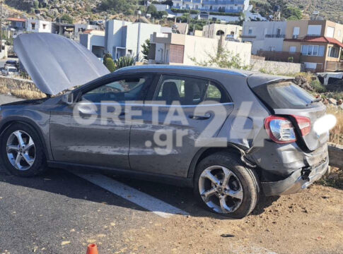 Ηράκλειο: Τροχαίο στον ΒΟΑΚ – Αυτοκίνητο «καρφώθηκε» στις προστατευτικές μπάρες