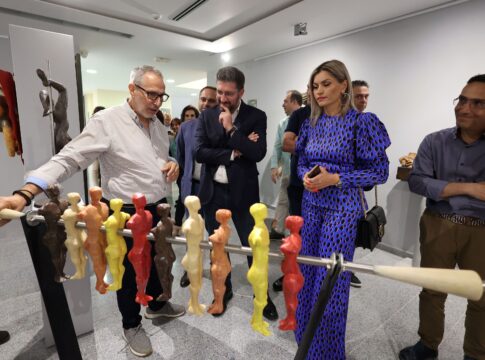 Κατάμεστη από κόσμο η Δημοτική Πινακοθήκη Μαλεβιζίου στα εγκαίνια της έκθεσης «Ιδανικές Φωνές» με έργα του Κώστα Παγωμένου