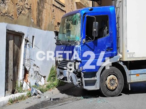 Κρήτη: Οδηγός φορτηγού έχασε τον έλεγχο και προσέκρουσε σε τοίχο