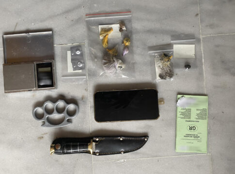 Κρήτη: Βρήκαν στο σπίτι του ναρκωτικά, σιδερογροθιά και μαχαίρι