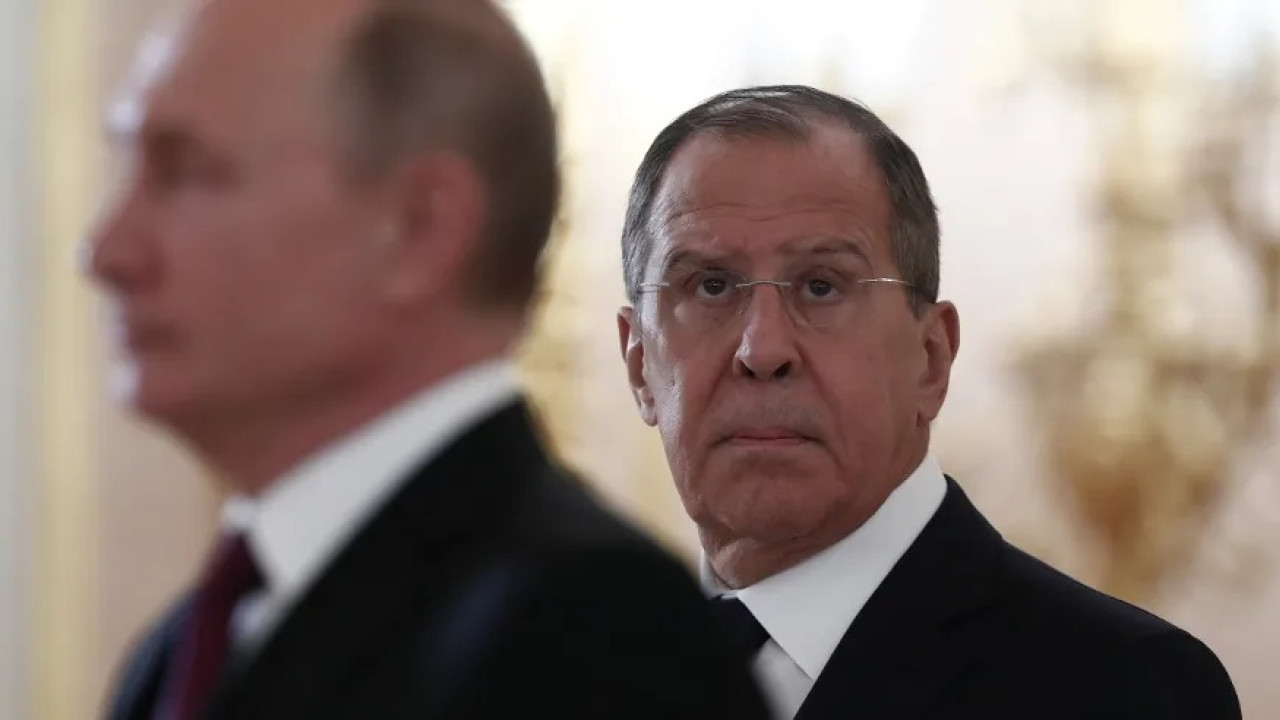 Λαβρόφ: Σκάει στα γέλια στη δήλωση Μακρόν για αποστολή δυτικών δυνάμεων στην Ουκρανία - Βίντεο