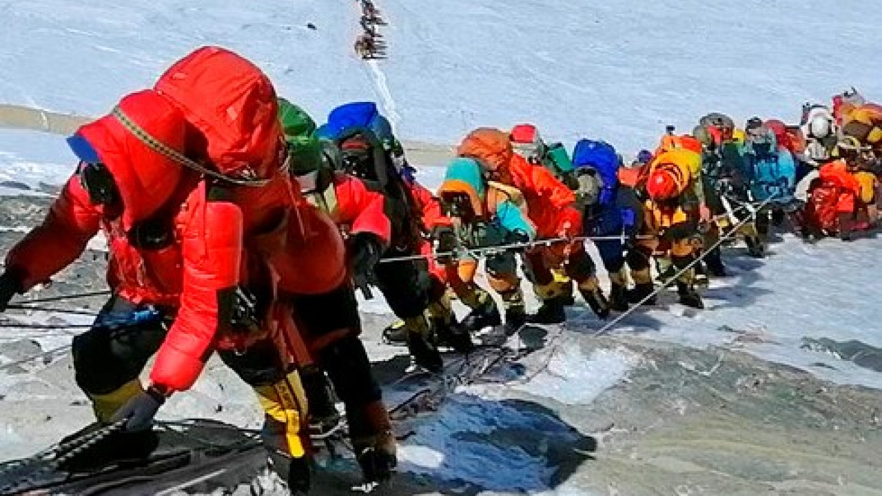 Νεπάλ: Το Ανώτατο Δικαστήριο διατάσσει να μειωθούν οι ορειβάτες στο Έβερεστ