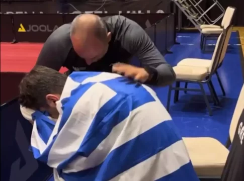 Ο δακρυσμένος Παναγιώτης Γκιώνης τυλίχθηκε με την ελληνική σημαία μετά την πρόκριση στους Ολυμπιακούς Αγώνες 2024