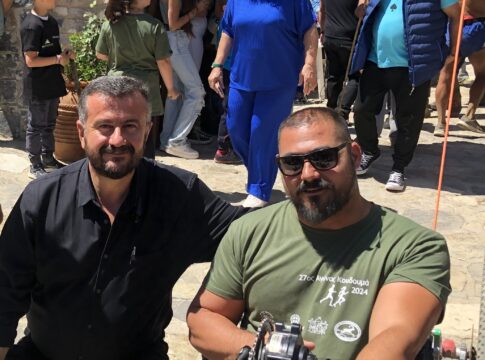 Ο Μιχάλης Κοκολάκης συγχαίρει τον Μανώλη Στεφανουδάκη για την κατάκτηση του ασημένιου μεταλλίου στο Παγκόσμιο Πρωτάθλημα του Κόμπε