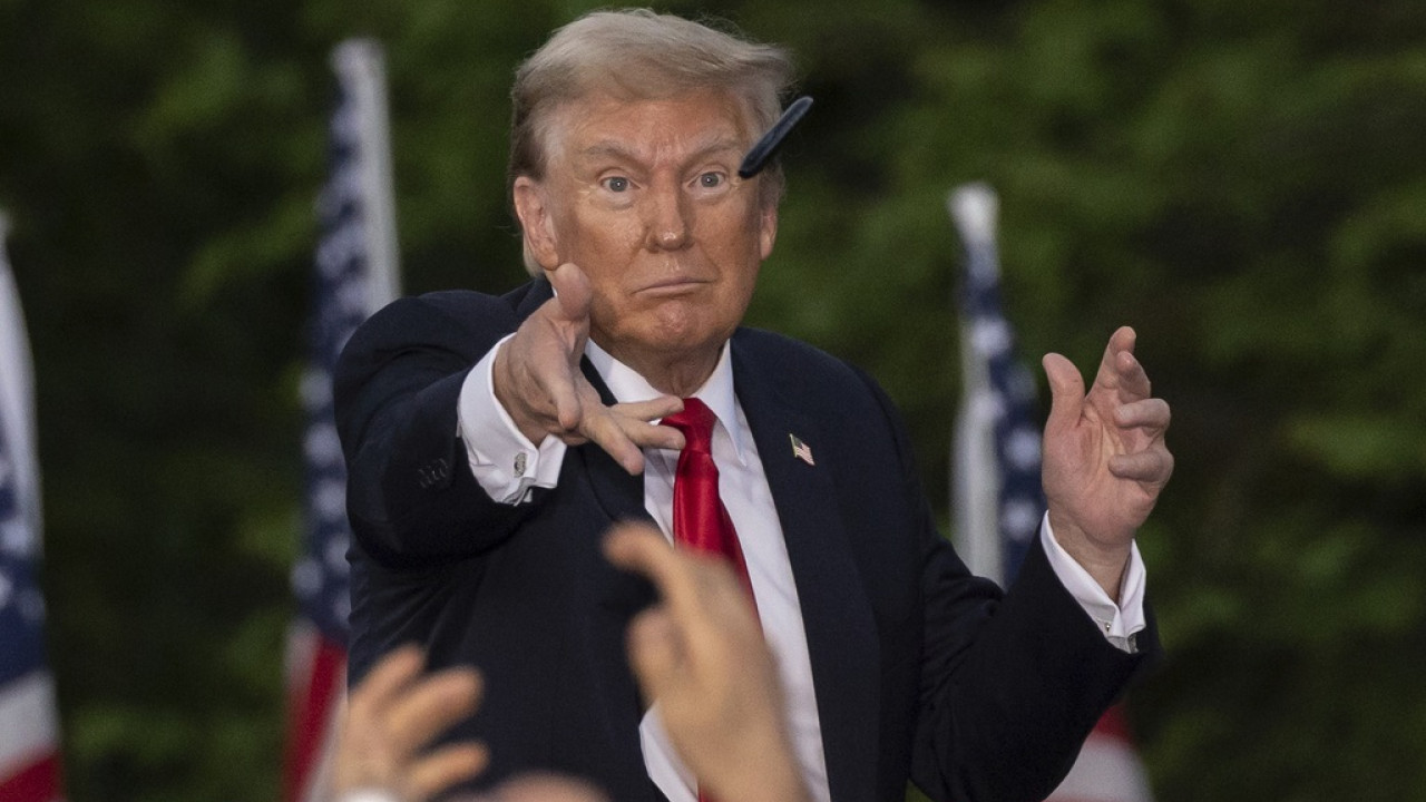 Ο Τραμπ παρουσιάζει τον εαυτό του σαν «πολιτικό κρατούμενο» για να συγκεντρώσει κεφάλαια