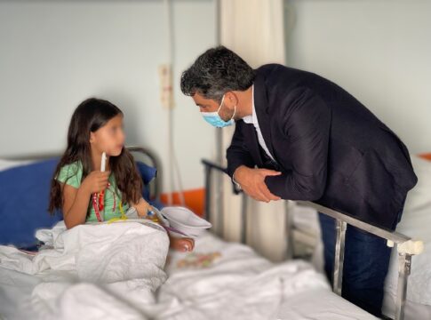 Πασχαλιάτικες λαμπάδες και δωράκια σε παιδιά στο Γενικό Νοσοκομείο Χανίων και σε προνοιακές δομές, μοίρασε ο Παναγιώτης Σημανδηράκης