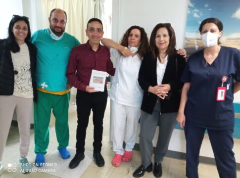 Πασχαλινά δώρα και ευχές στους εργαζόμενους στο ΠΑΓΝΗ