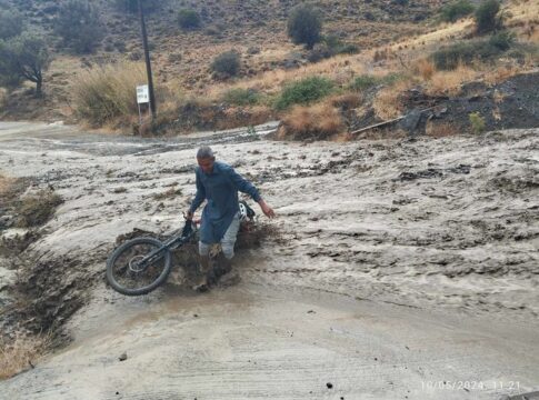 Πλημμύρα στον Λέντα – Γυναίκα κινδύνεψε να παρασυρθεί από χείμμαρο