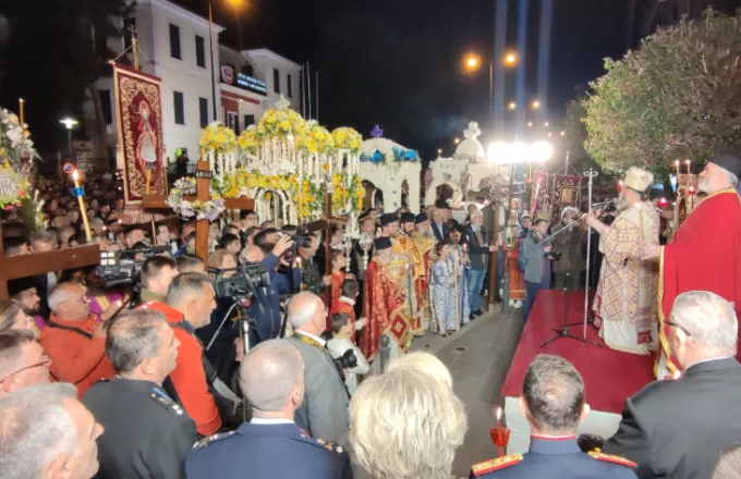 Πλήθος κόσμου στο κέντρο των Ιωαννίνων για την περιφορά των Επιταφίων