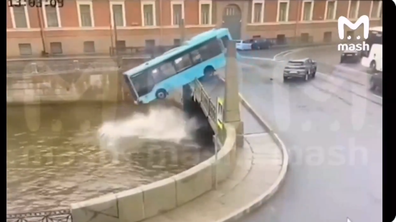 Ρωσία: Λεωφορείο γεμάτο επιβάτες έπεσε σε ποτάμι