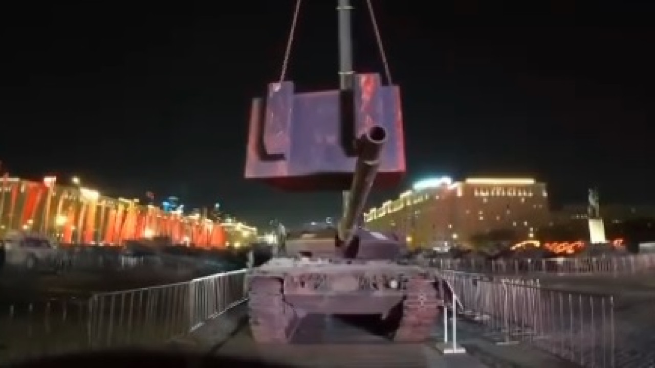 Ρωσία: Βίντεο με τη στιγμή που οι Ρώσοι λυγίζουν το κανόνι ενός Leopard στη Μόσχα