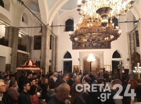 Σε κλίμα κατάνυξης η ακολουθία του Επιταφίου Θρήνου στους Ιερούς Ναούς της Κρήτης (εικόνες)