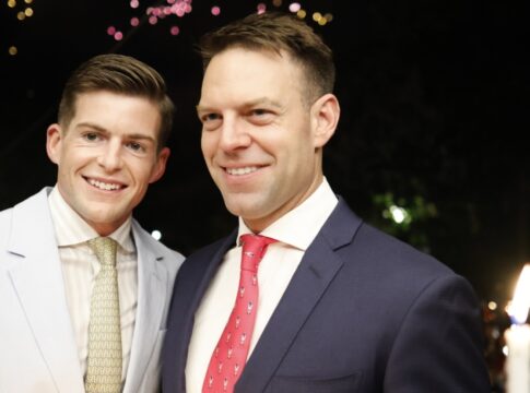 Στέφανος Κασσελάκης – Τάιλερ Μακμπέθ: Αυτό είναι το προσκλητήριο για τον γάμο τους στα Χανιά