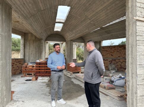 Στο Αμμούδι ο Δήμαρχος Μαλεβιζίου Μεν. Μποκέας – Προχωρούν οι εργασίες κατασκευής της αίθουσας πολλαπλών χρήσεων