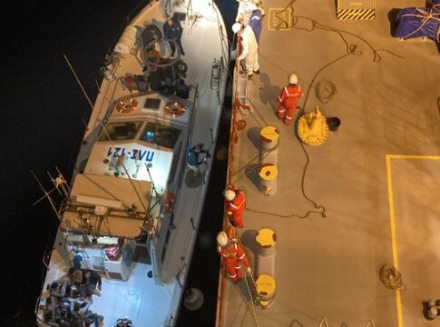 Στο λιμάνι της Σούδας οι 51 μετανάστες που εντοπίστηκαν νότια της Γαύδου