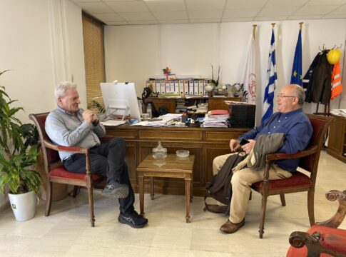 Συνάντηση του Δημάρχου Ηρακλείου Αλέξη Καλοκαιρινού με τον Δήμαρχο Θήρας Νίκο Ζώρζο