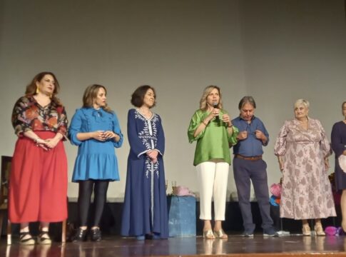 Θερμό χειροκρότημα στους δημοσιογράφους-ηθοποιούς από πλήθος κόσμου στην πρεμιέρα του «Χάρολντ και Μώντ» στο Ηράκλειο