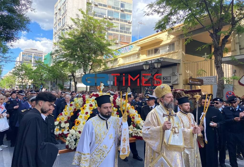 Θεσσαλονίκη: Με κατάνυξη η περιφορά του πρώτου Επιταφίου από τον Άγιο Μηνά