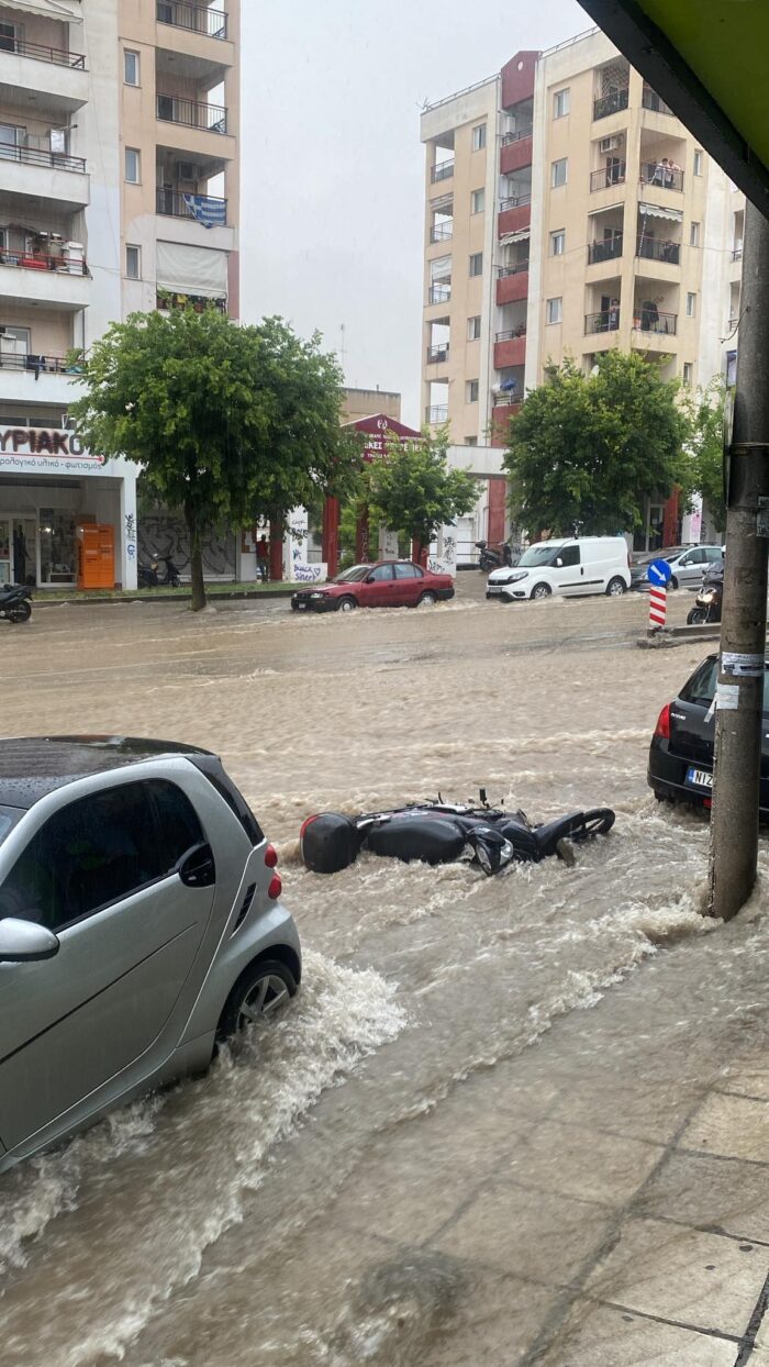 Θεσσαλονίκη - «Ποτάμια» οι δρόμοι από σφοδρή καταιγίδα