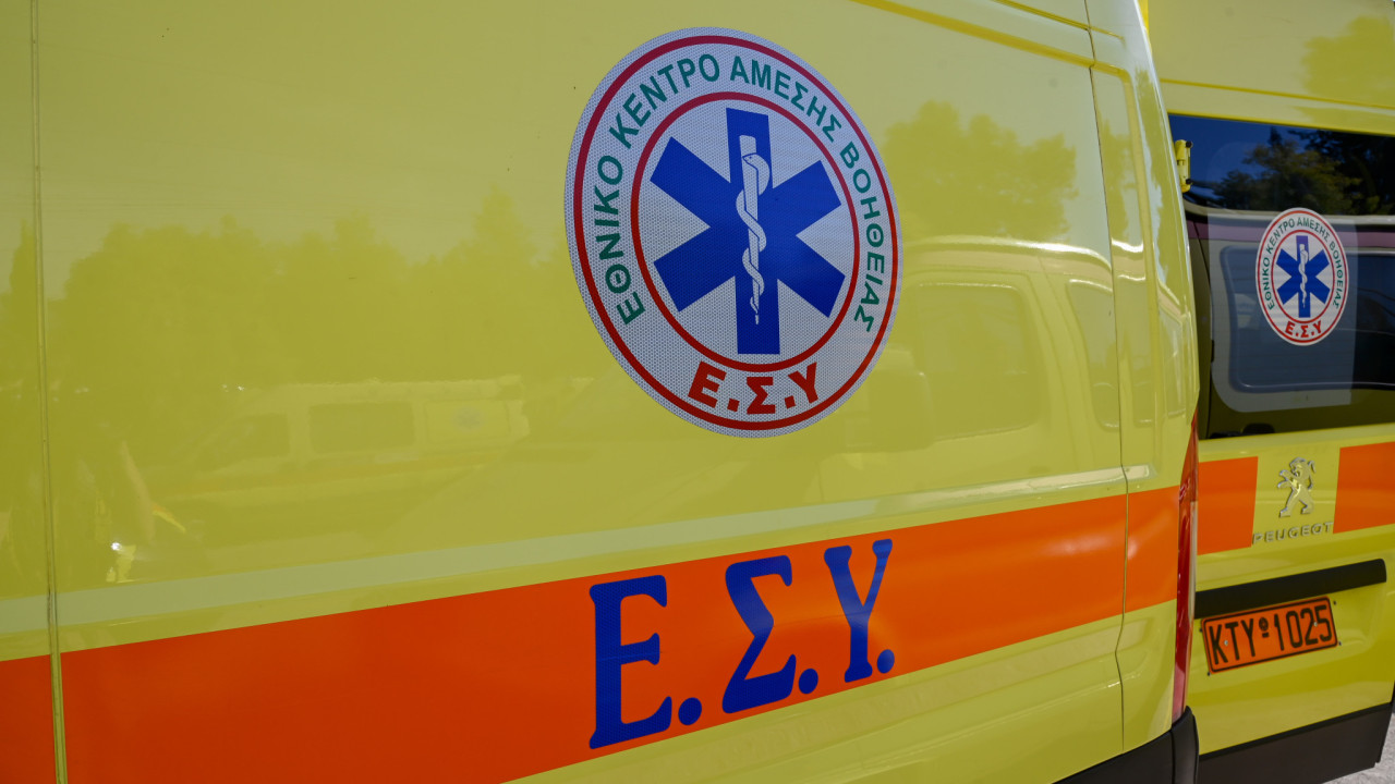 Τροχαίο στη Βούλα: 2 μοτοσυκλέτες παρέσυραν τη πεζή - Ο πρώτος οδηγός την εγκατέλειψε