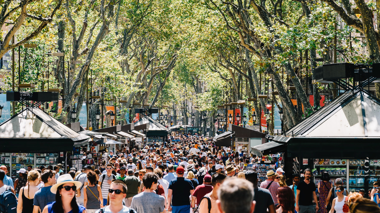 Βαρκελώνη: «Μάχη» Καταλονών - τουριστών για το νερό