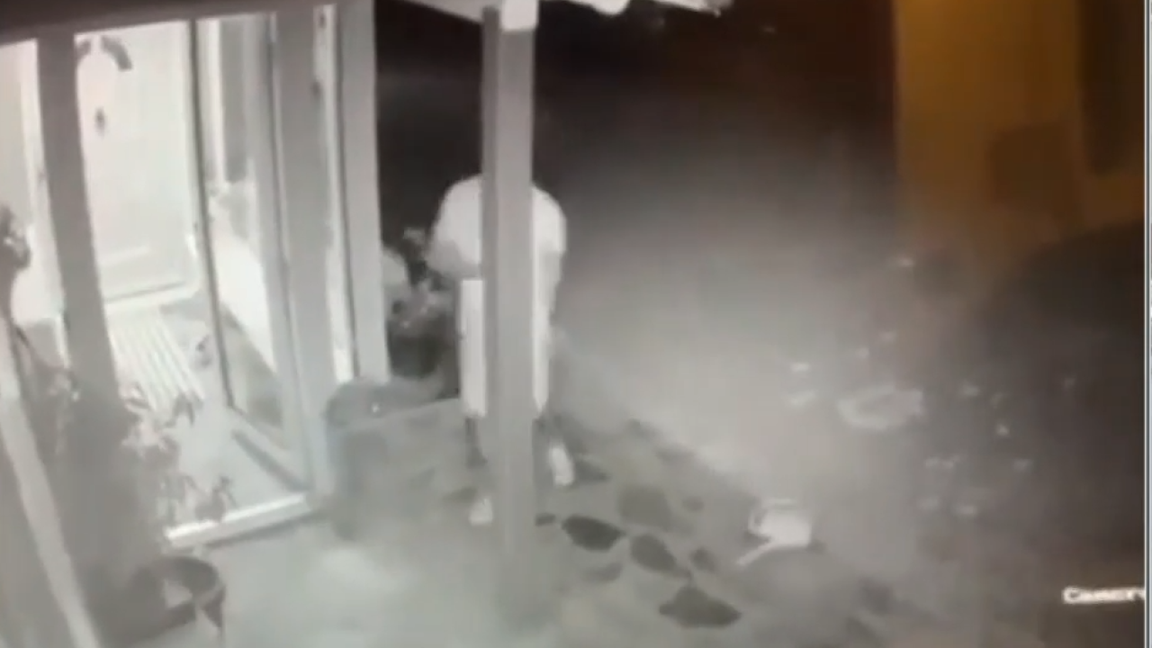 Viral: Ιδιοκτήτης μονοκατοικίας στη Θεσσαλονίκη έδιωξε διαρρήκτες με σκούπα