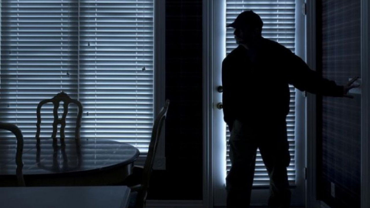 Βρήκαν τον διαρρήκτη μέσα στο σπίτι - Πηδηξε από το μπαλκόνι και διέφυγε