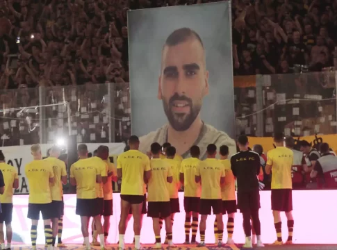 ΑΕΚ: Το όνομα του Μιχάλη Κατσούρη πήρε η πεζογέφυρα μπροστά από την OPAP Arena