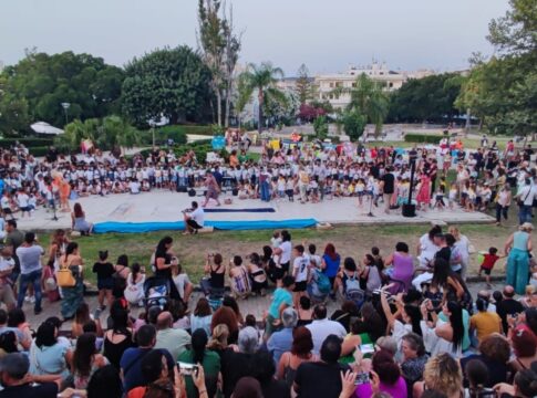 Χανιά: Περισσότερα από 300 παιδιά των νηπιαγωγείων ένωσαν τις φωνές τους τραγουδώντας μελωδίες του Μίκη Θεοδωράκη