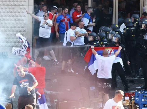 Δανία – Σερβία: Ένταση μεταξύ οπαδών και αστυνομίας πριν το ματς του Euro 2024