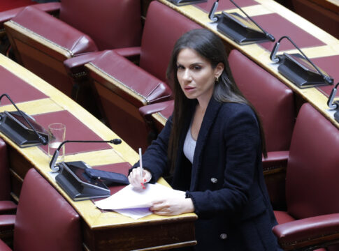 Ελένη Βατσινά: Άλλαξε τα «ρούχα» του ο Πρωθυπουργός και τα έβαλε αλλιώς!