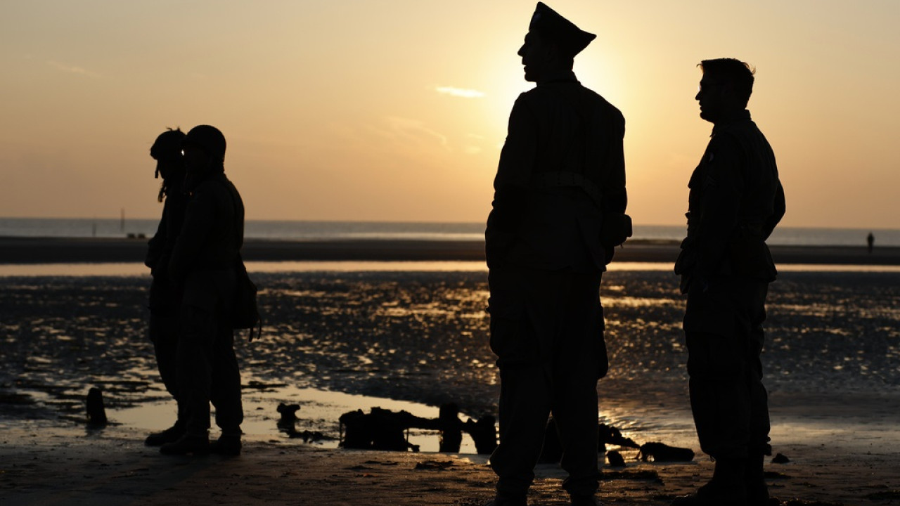 Επέτειος για την απόβαση στη Νορμανδία: Έλεγχος διαβατηρίων στους αγρούς για τους Βρετανούς αλεξιπτωτιστές