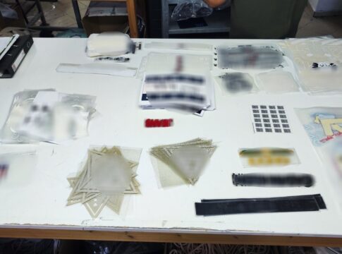 Ηράκλειο: Εντοπίστηκε παράνομο σταμπωτήριο ειδών ρουχισμού με σήματα επώνυμων εταιρειών – Μια σύλληψη