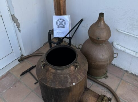 Ηράκλειο: Η αστυνομική επιχείρηση ξετρύπωσε παράνομο ρακοκάζανο και δενδρύλλια κάνναβης