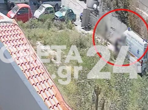 Ηράκλειο: Η στιγμή που οι ανήλικοι βάζουν φωτιά στο ασθενοφόρο