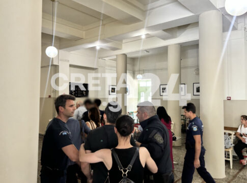 Ηράκλειο: «Θέλω να το πάρω το παιδί» λέει ο πατέρας του κοριτσιού που κακοποιήθηκε – Eνταση στα δικαστήρια