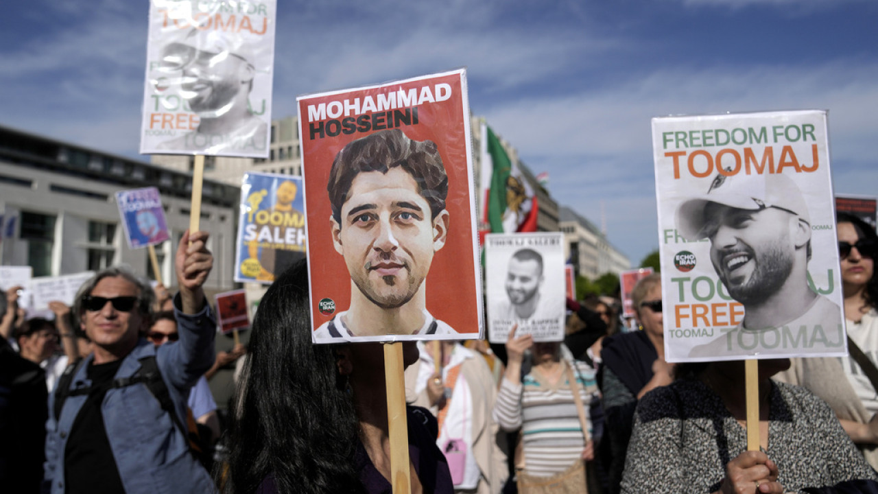 Ιράν: Γλίτωσε τη θανατική ποινή ο ράπερ Τουμάζ Σαλεχί